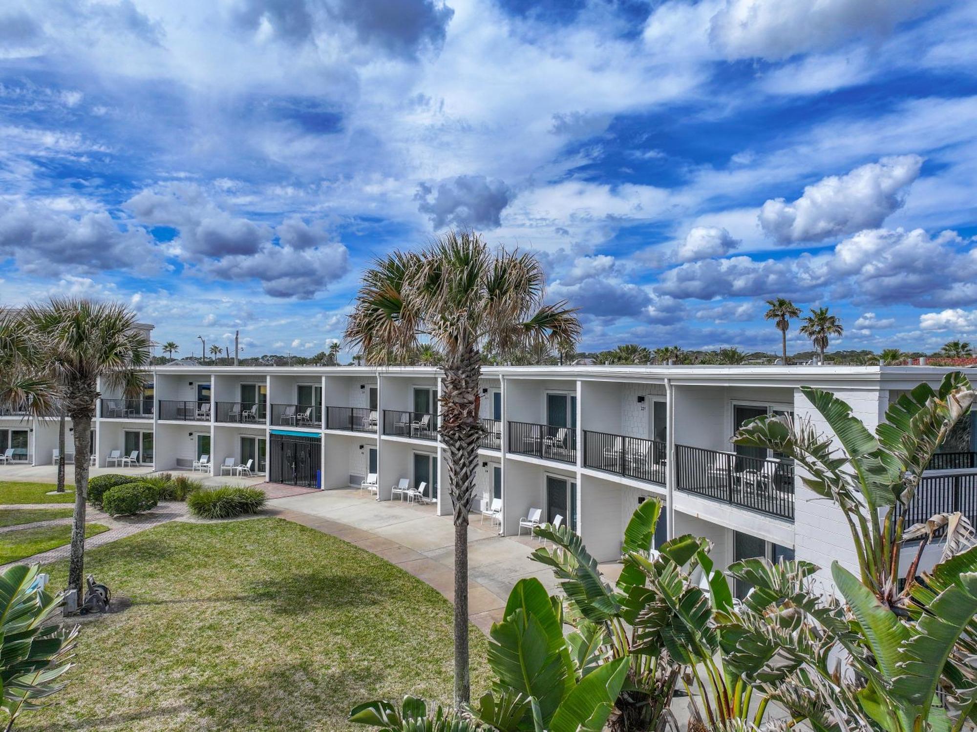 Seahorse Oceanfront Inn Neptune Beach Екстериор снимка